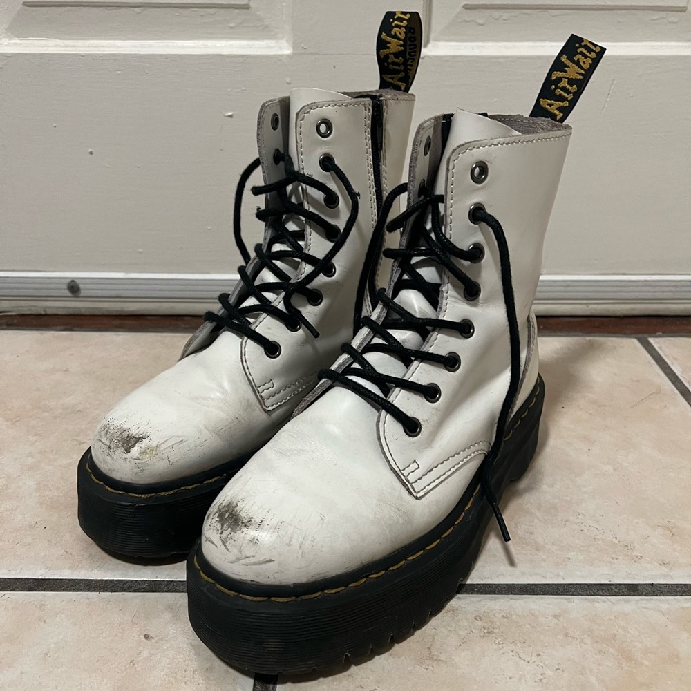White platform DR MARTENS 🤍🐇🕊️ size 8 in women’s
